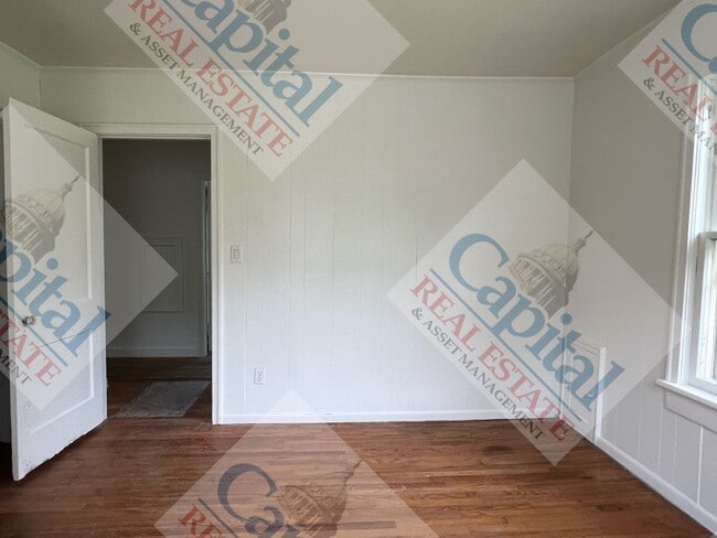 Building Photo - Spacious 3 Bedroom