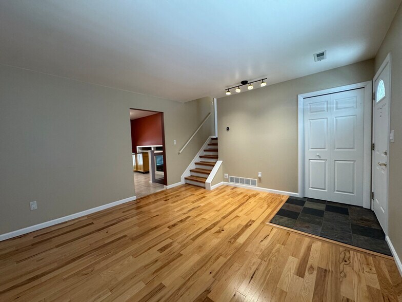 Building Photo - 197 Randall Dr