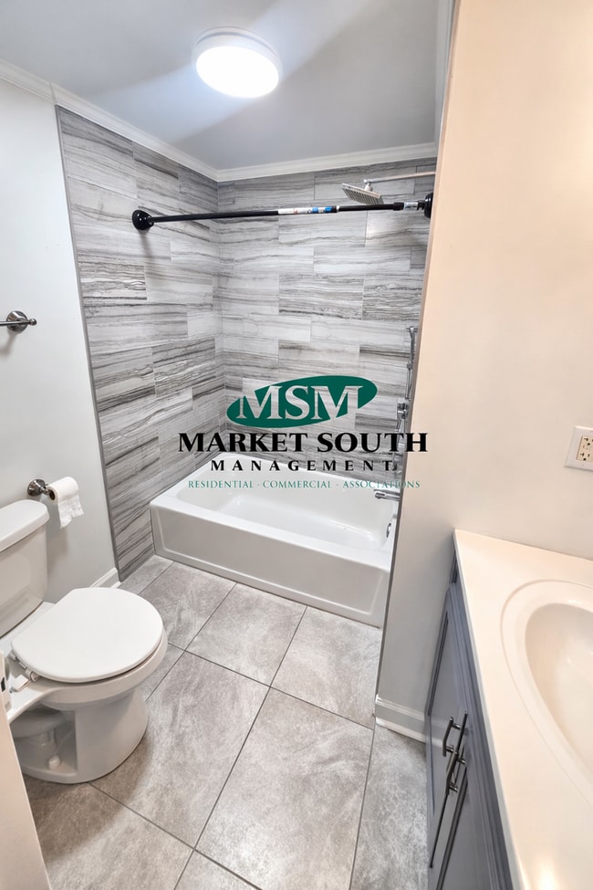 Building Photo - CUTE AND COZY THREE BEDROOM