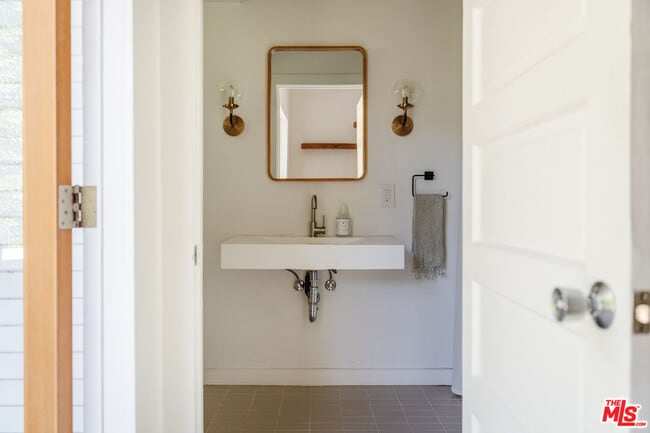 Building Photo - 1163 Nelrose Ave