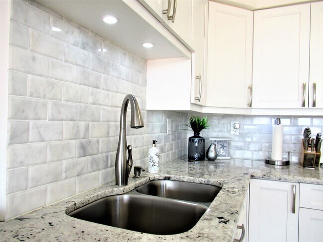 Building Photo - FURNISHED SIX MONTH RENTAL WATER VIEW BAHIA DEL MAR APRIL 29, 2026-OCT. 31, 2026