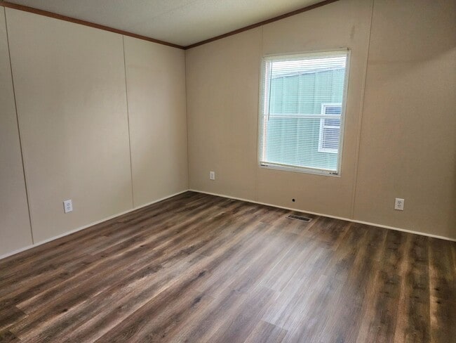 Building Photo - Inviting 3 bedroom 2 bath House with fenced yard