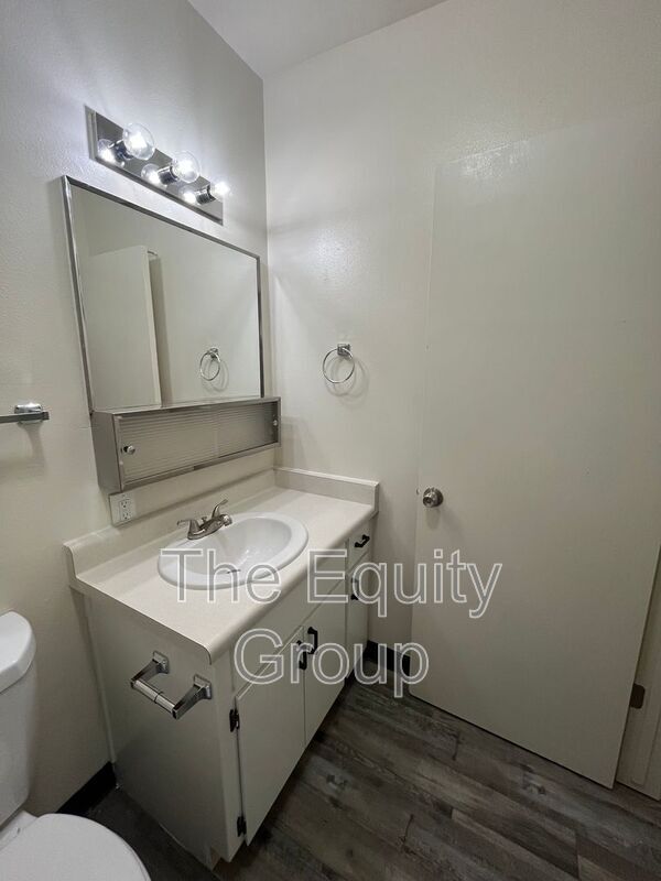 Building Photo - 1438 W Elowin Ave