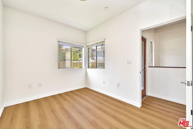 Building Photo - 2864 Sunset Pl