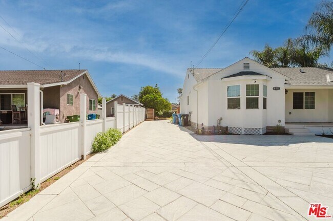 Building Photo - 6712 Cedros Ave