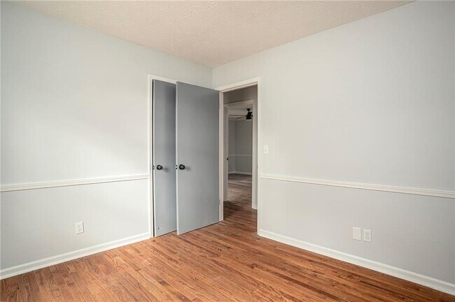 Building Photo - 1106 Oak Rd SW