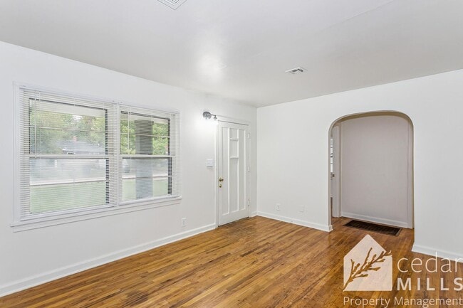 Building Photo - 1 Bedroom, Lawn and Trash Included