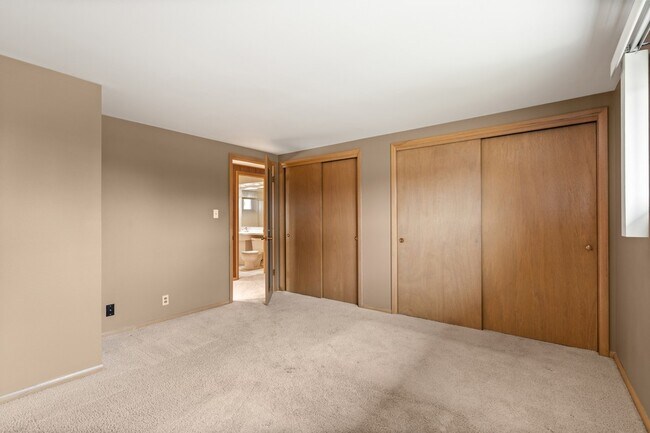 Building Photo - 537-541 N Edgelawn Drive Unit 539
