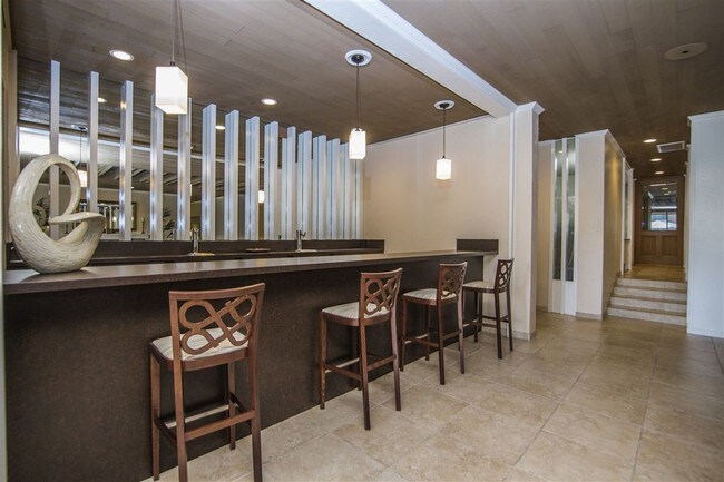 Lobby - 1775 Diamond St
