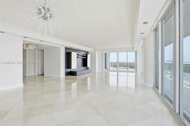 Building Photo - 16500 Collins Ave