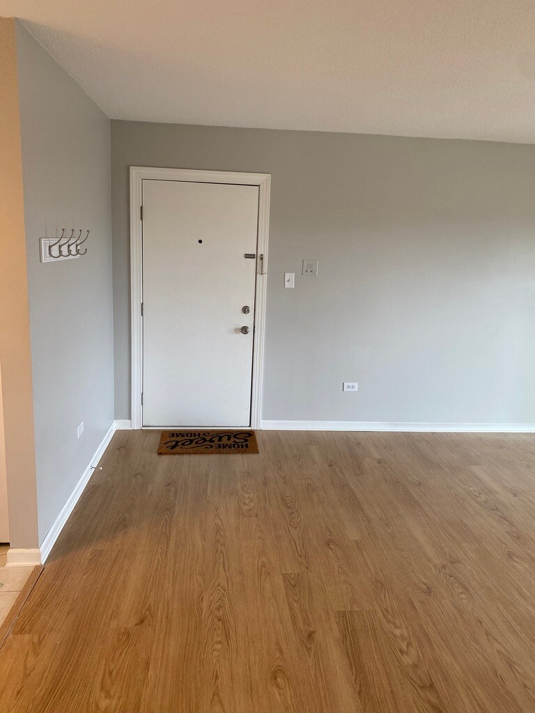 Entry - 7335 W 157th St