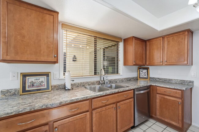 Building Photo - 650 S Arrowwood Way