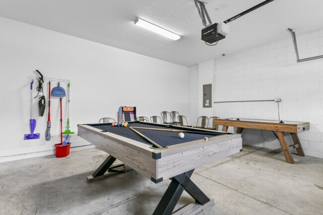 Building Photo - 350 Lasso Dr