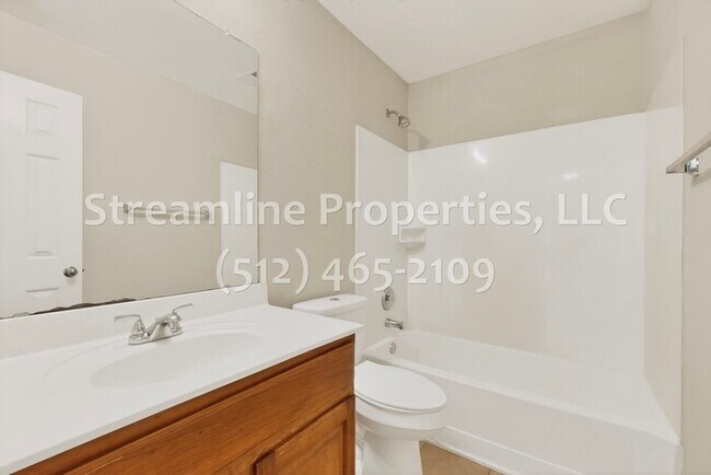 Building Photo - Spacious 4 Bedroom, 2 Bath - Open Layout!
