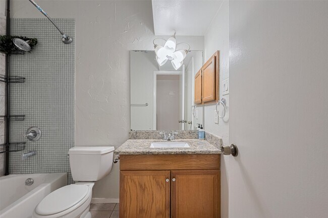 Building Photo - 2025 Augusta Dr
