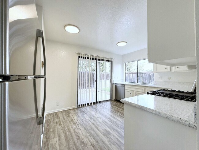 Building Photo - Lower Level w/ Private Fenced Yard!