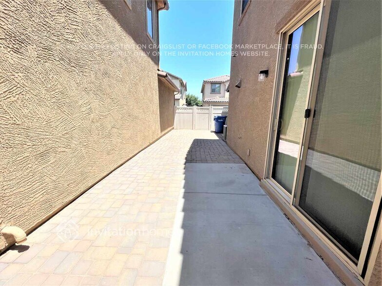 Building Photo - 952 S Hawk Ln