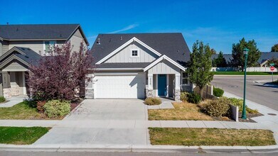 Building Photo - Quiet Centrally located 3 bed 2.5 bathroom