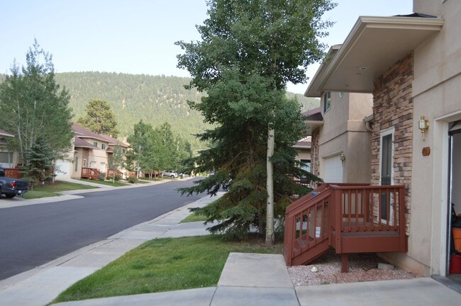 Building Photo - Woodland Park Townhouse!