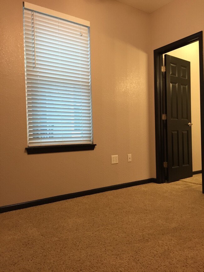 Building Photo - Large two bedroom apartment about a block away from Washburn University