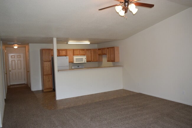 Building Photo - Beautiful 2 Bedroom, 2 Bathroom Duplex with a Garage!