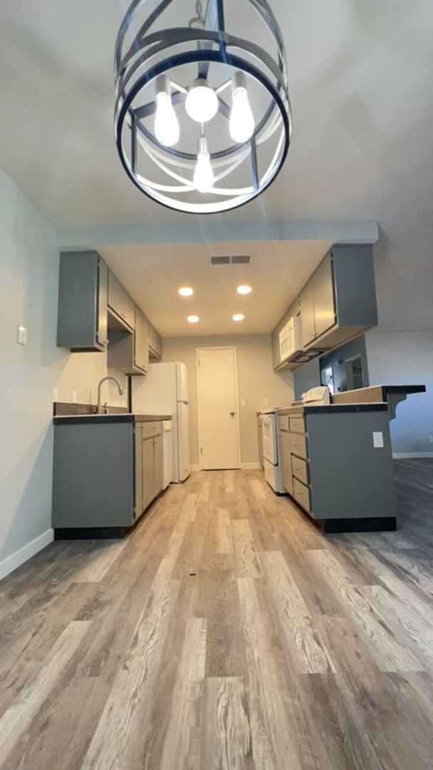 Building Photo - Newley Renovated 2 bedroom Duplex.