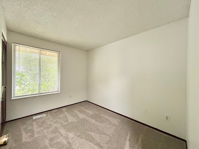 Building Photo - Bright and Open 3 Bed, 1 Bath House!