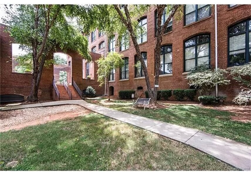 Front of building - 201 S Hoskins Rd