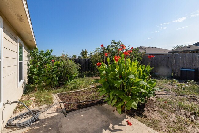 Building Photo - Updated 4/BR 2/BA Home Minutes from Downtown!