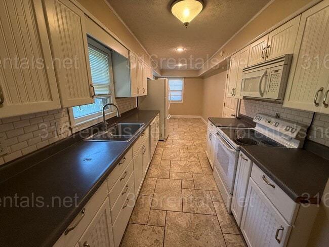 Building Photo - $995 - 2 bedroom / 1 bathroom - Single Fam...