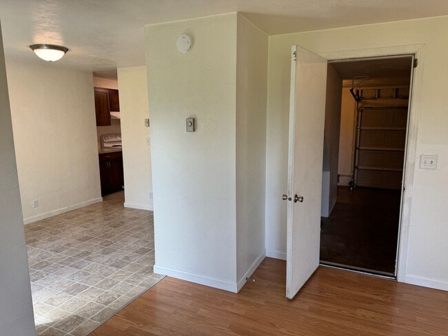 Building Photo - 2 bedroom 1.5 bathroom duplex in Springfield!