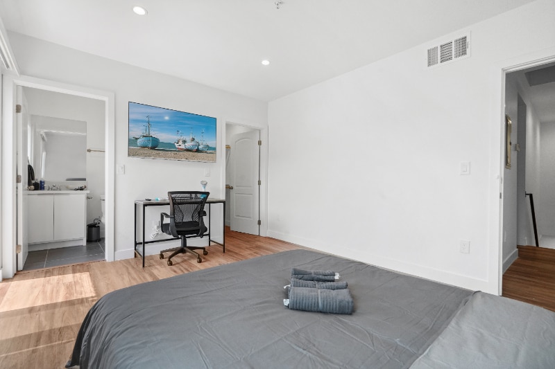 Building Photo - 9513 Baring Cross St