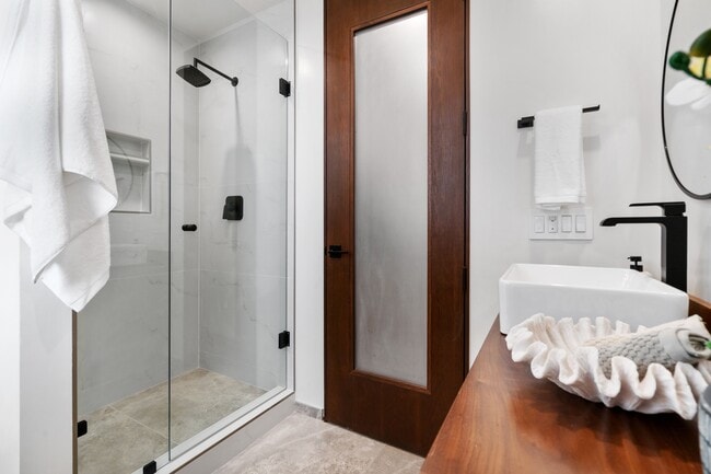 Building Photo - 5610 Bellevue Ave
