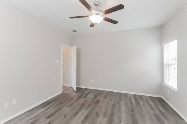 Building Photo - 1565 Acmite Ave