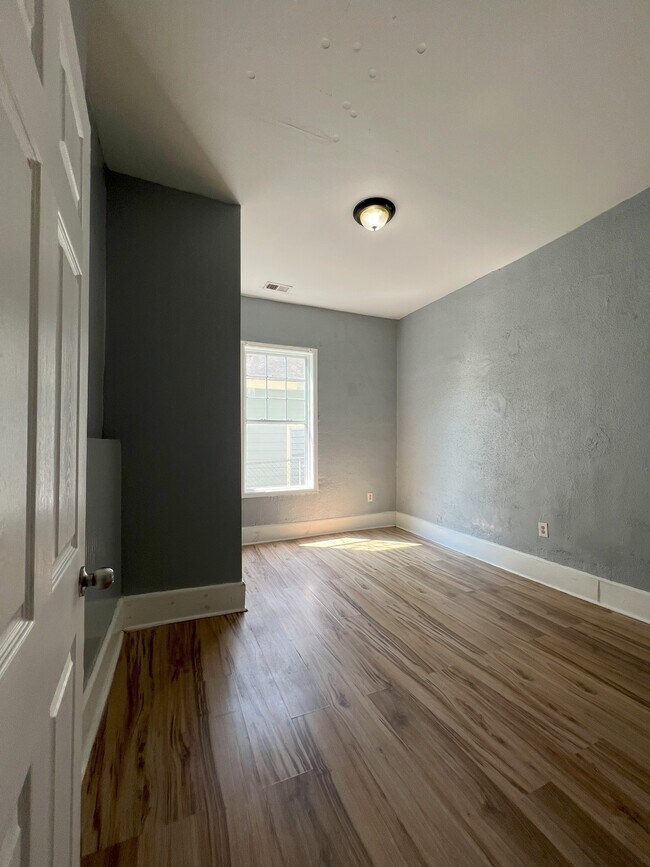 Building Photo - 967 Martin St SE
