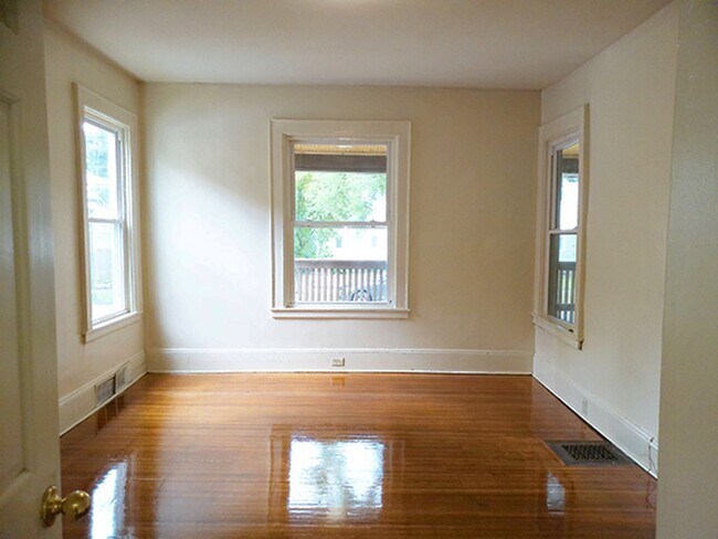 Building Photo - AVAILABLE 8/1/26 - Bright and Spacious One...