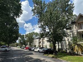 Building Photo - 1948 Lake Atriums Cir