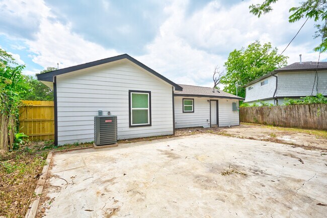 Building Photo - 5205 Southlea St
