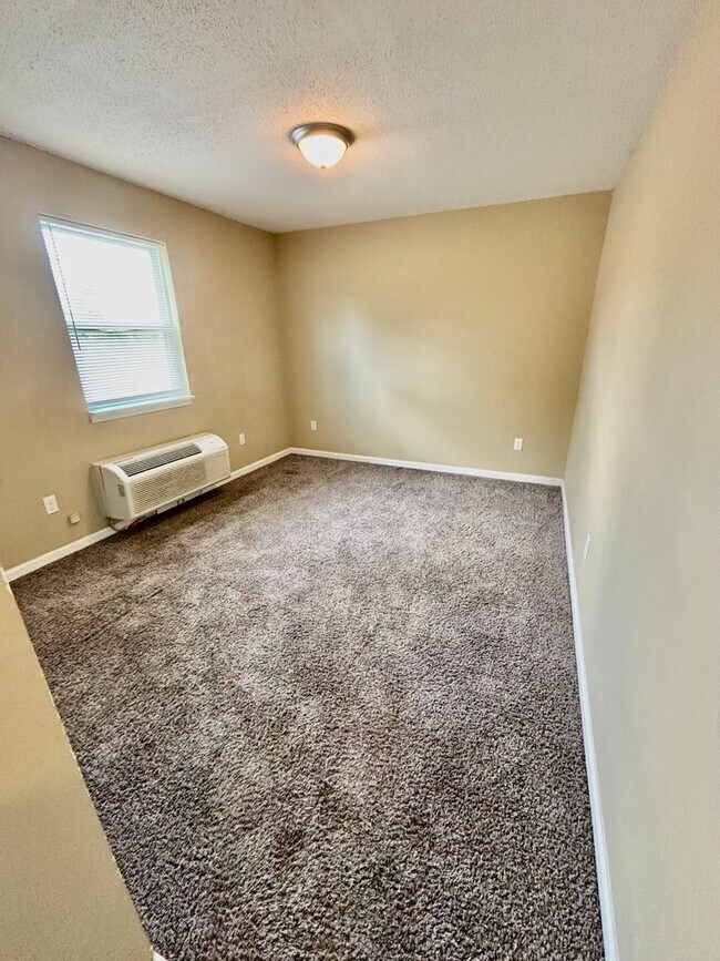 Building Photo - Danville 2 Bedroom Rental – Simple, Spacio...
