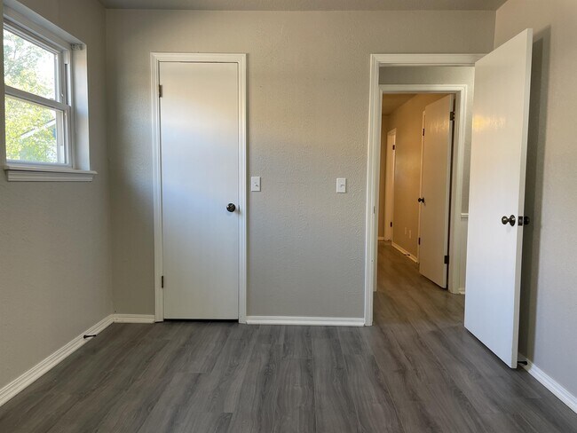 Building Photo - 1600 Cambridge Dr