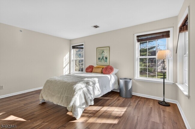 Building Photo - 11 Evergreen Dr