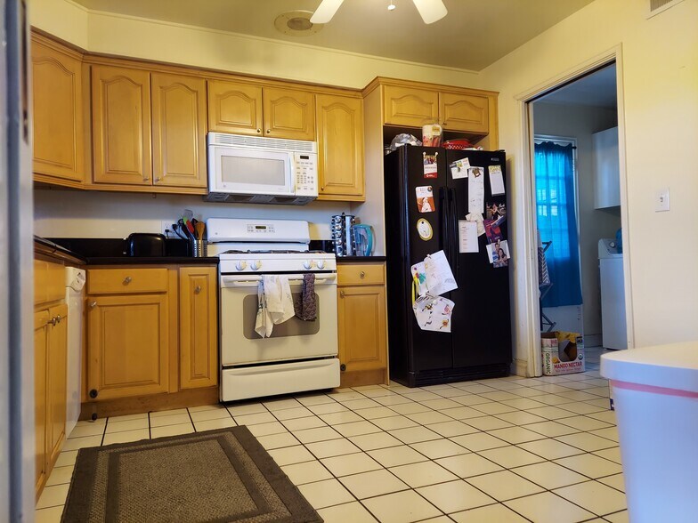 Building Photo - 15666 Hesse Dr