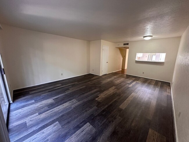 Building Photo - Spacious 2 story townhome in gated and gua...