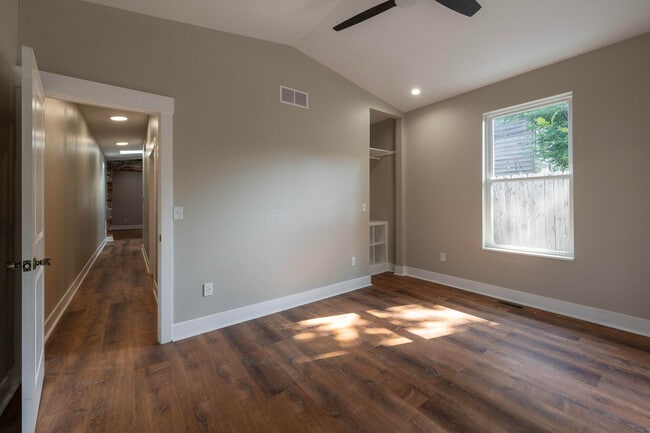 Building Photo - 513 Pershing Ave