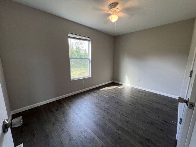 Building Photo - 3 bed 2 bath