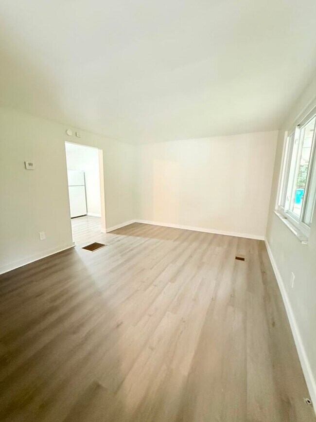 Building Photo - 472-474 Guylyn Dr