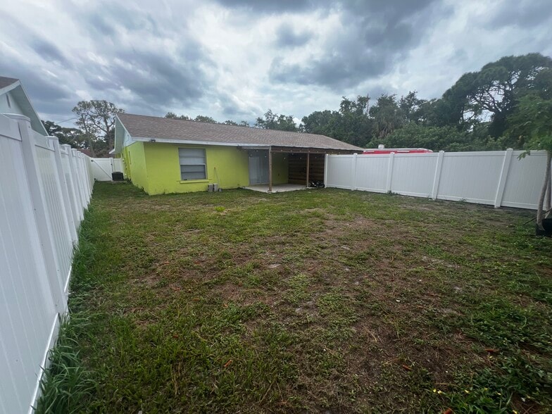 Building Photo - 917 Royal Palm Dr