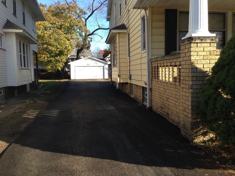 Building Photo - 2415 Woodmere Dr