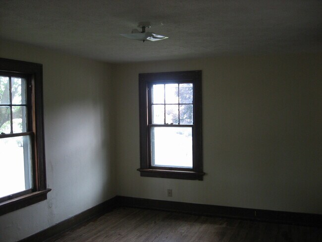 Building Photo - 419 E Pettit Ave