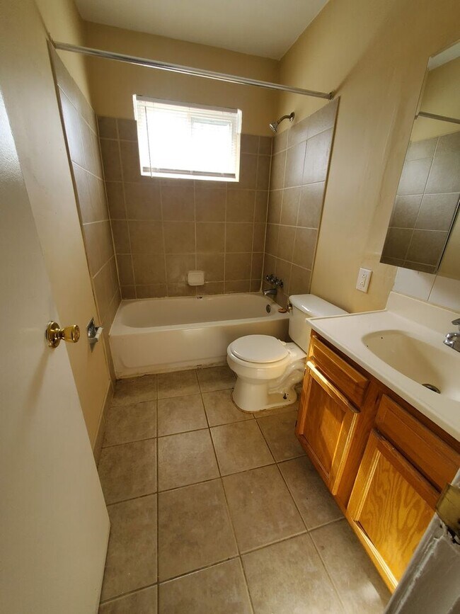 Building Photo - Absolutely Adorable two bedroom is move in...